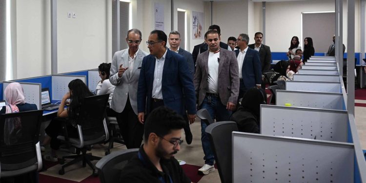 رئيس الوزراء يتفقد المنطقة التكنولوجية بمدينة برج العرب الجديدة