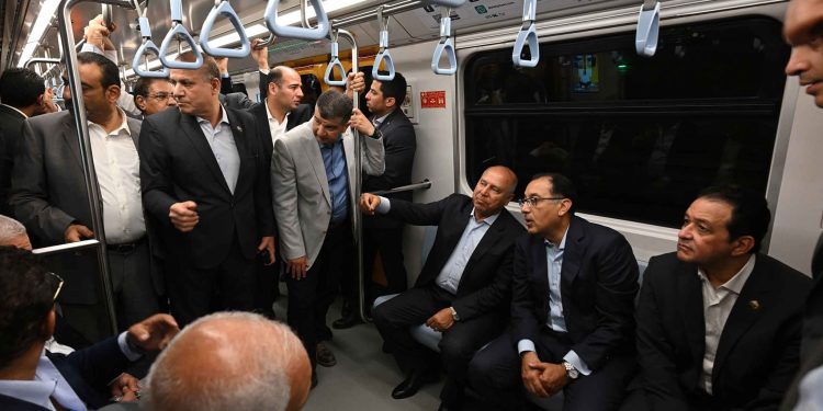 رئيس الوزراء يتفقد التشغيل التجريبي بالركاب لـ5 محطات بالخط الثالث للمترو