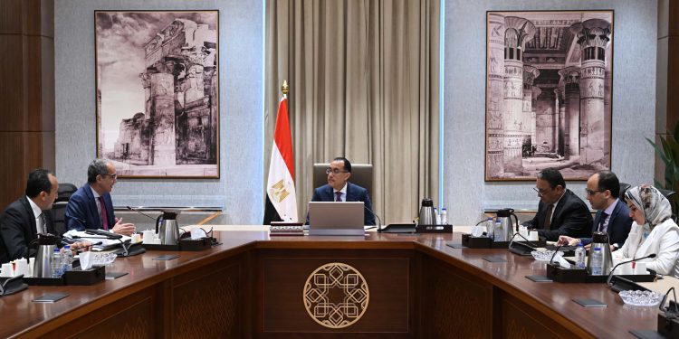 رئيس الوزراء يتابع عدد من ملفات عمل وزارة الاتصالات