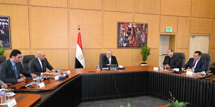 وزير الإسكان يؤكد أهمية مراجعة الضوابط المنظمة لنشاط التنمية السياحية