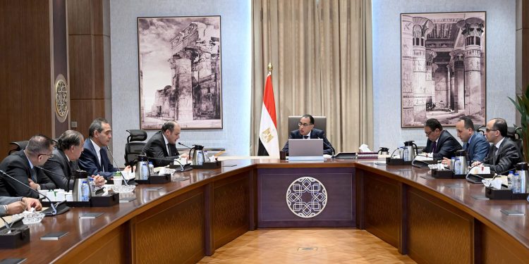 رئيس الوزراء يلتقي أعضاء المجلس التصديري وغرف الصناعات الكيماوية