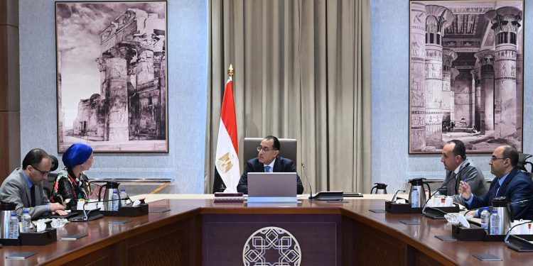 رئيس الوزراء يُتابع بعض ملفات عمل وزارة البيئة