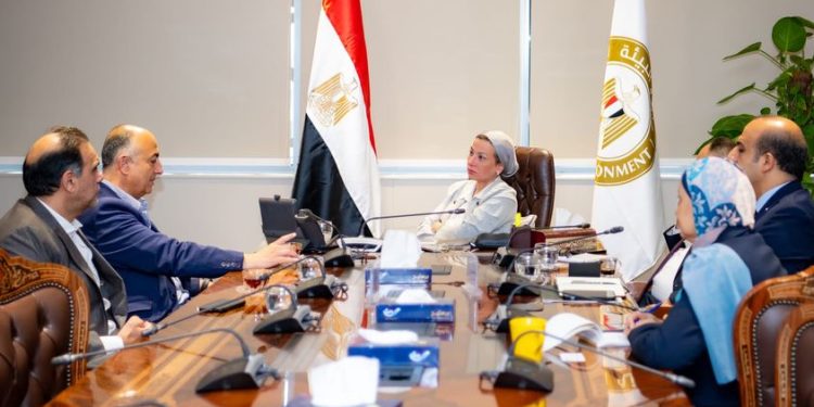 وزيرة البيئة تبحث مع "تيتان مصر للأسمنت" الفرص الاستثمارية فى تدوير المخلفات