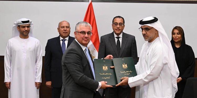 الحكومة توقع 3 عقود مع "موانئ أبوظبى" لإدارة وتشغيل الموانئ