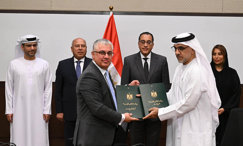 الحكومة توقع 3 عقود مع "موانئ أبوظبى" لإدارة وتشغيل الموانئ