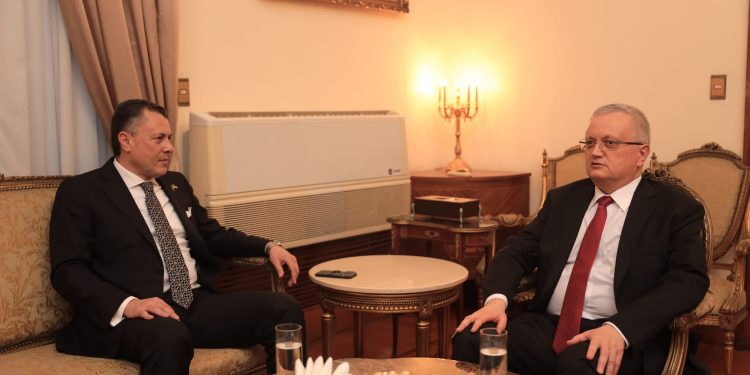 وزير السياحة يبحث مع السفير الروسي زيادة الحركة السياحية الوافدة إلى مصر