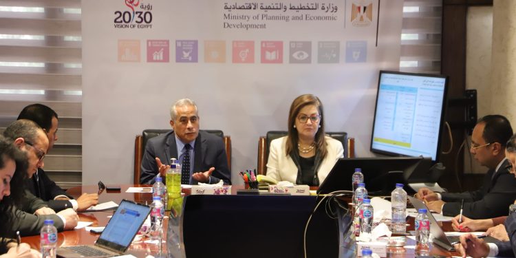 وزيرا التخطيط والعمل يبحثان تطبيق رفع الحد الأدنى للأجور بالقطاع الخاص