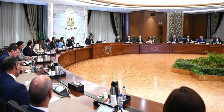 رئيس الوزراء: نسعى للتعاون مع الشركات الفرنسية لتوطين صناعة السيارات