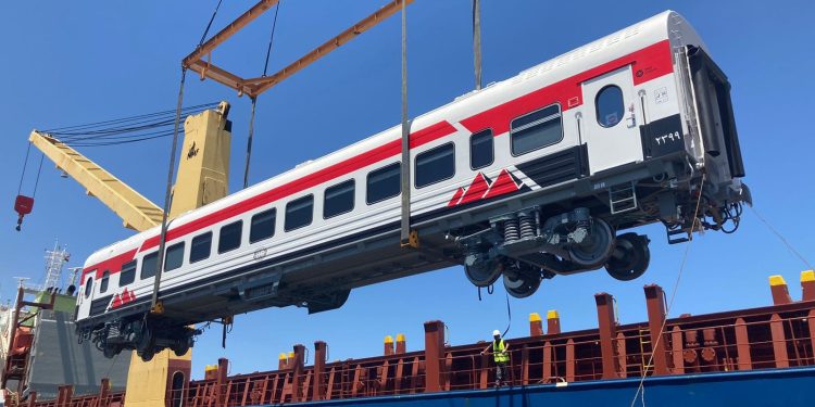 ميناء الإسكندرية يستقبل 16 عربة قطار سكة حديد درجة ثالثة جديدة