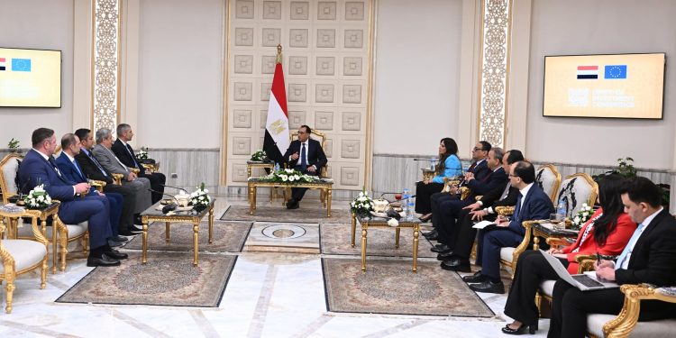 مصر تبحث التعاون مع "فى جروب" اليونانية للحلول البيئية