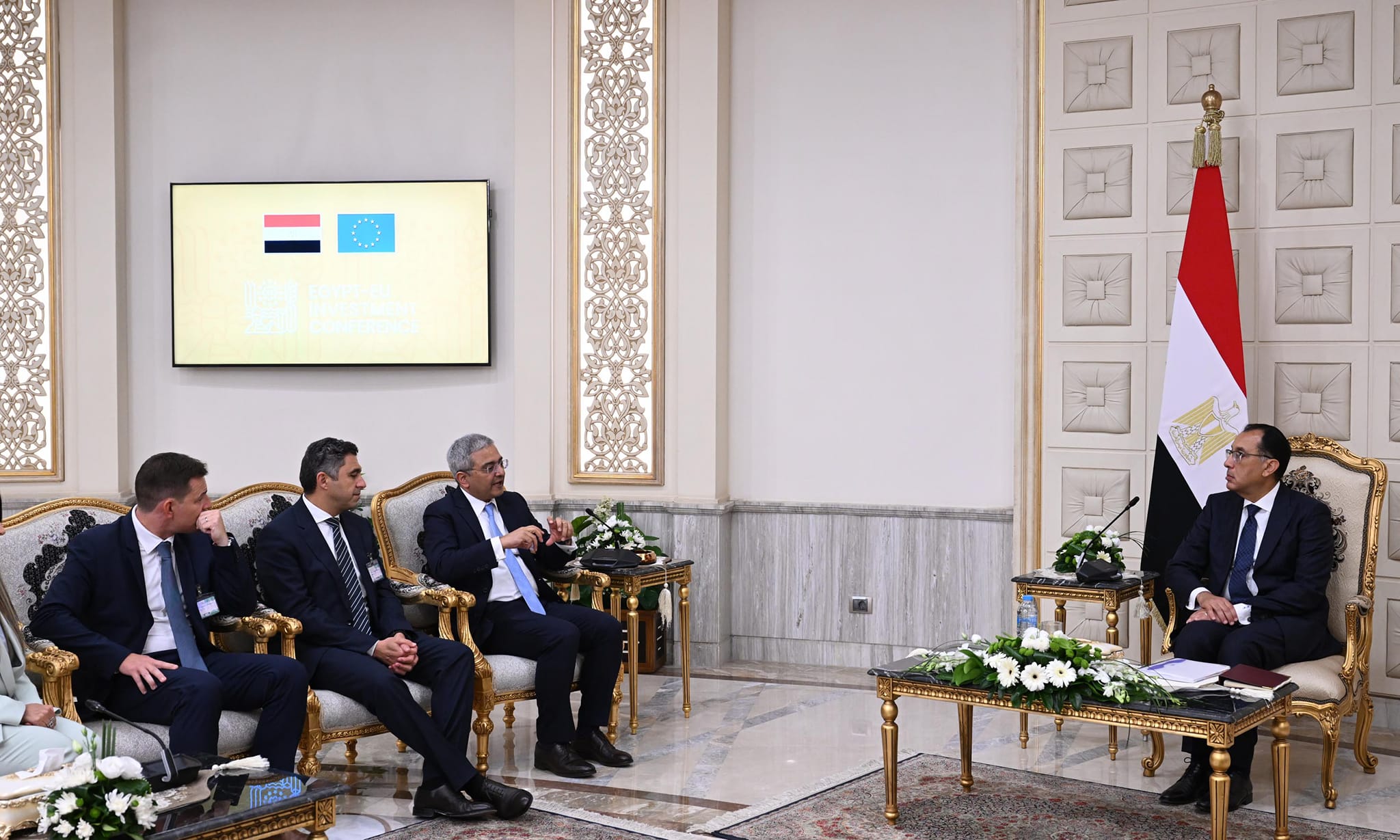 الحكومة تبحث مع "شنايدر إليكتريك" توطين صناعة مكونات قطاع الكهرباء