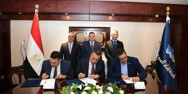 قناة السويس توقع عقدا مع "المصرية للتوريدات" لإدارة المخلفات بالمدخل الشمالى