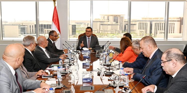 وزير الإسكان يستعرض خطة عمل الوزارة خلال الفترة المقبلة