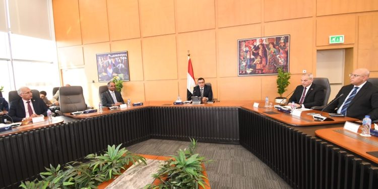 وزير الإسكان يتابع الموقف التنفيذى لمشروعات الهيئة العامة لتعاونيات البناء