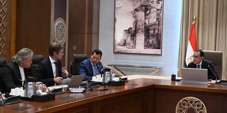 الحكومة تبحث مع "بوما" العالمية تصنيع منتجاتها فى مصر