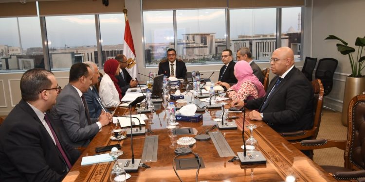 وزير الإسكان يستعرض جهود هيئة التخطيط العمراني فى إعداد برامج التنمية