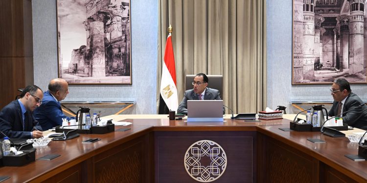 الحكومة تناقش خطة وقف تخفيف أحمال الكهرباء بنهاية عام 2024