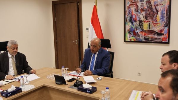 الكهرباء تبحث مع AMEA POWER الإماراتية زيادة استثماراتها فى الطاقة المتجددة