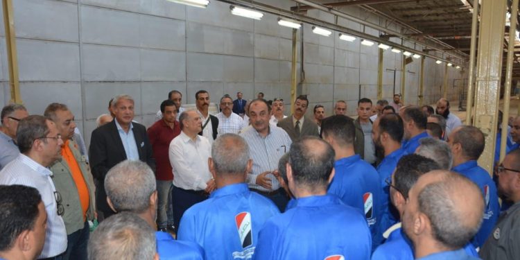 "شيمى" يتابع مفاوضات "النصر للسيارات" مع كيانات عالمية لإنتاج المركبات