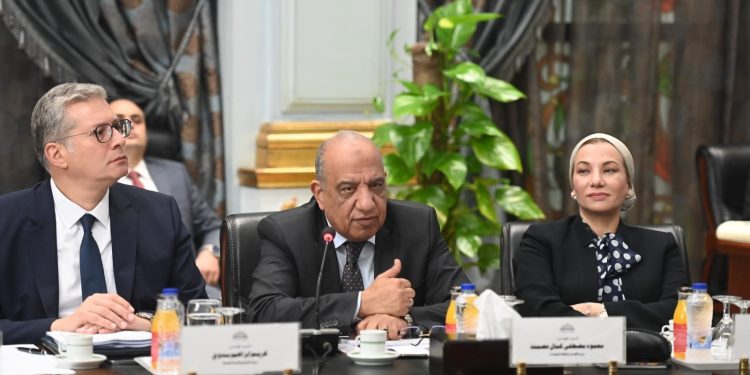 محمود عصمت وزير الكهرباء والطاقة المتجددة