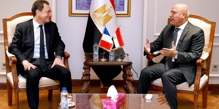مصر تبحث تعزيز التعاون مع الشركات الفرنسية بمجالات الصناعة والنقل