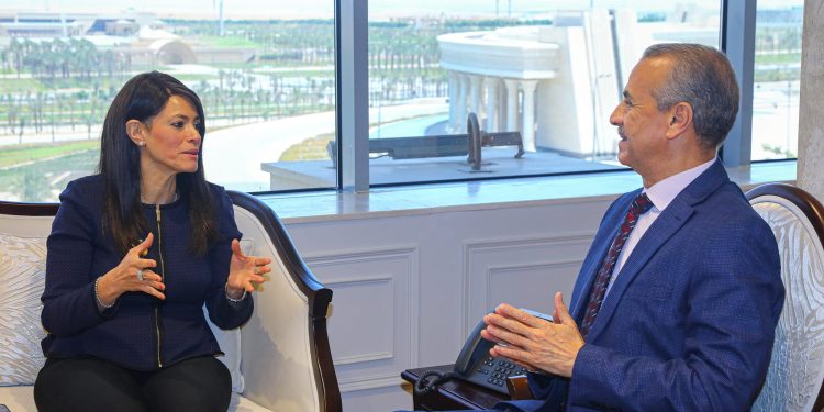 وزيرة التخطيط تبحث ملفات عمل وجهود الجهاز المركزي للإحصاء