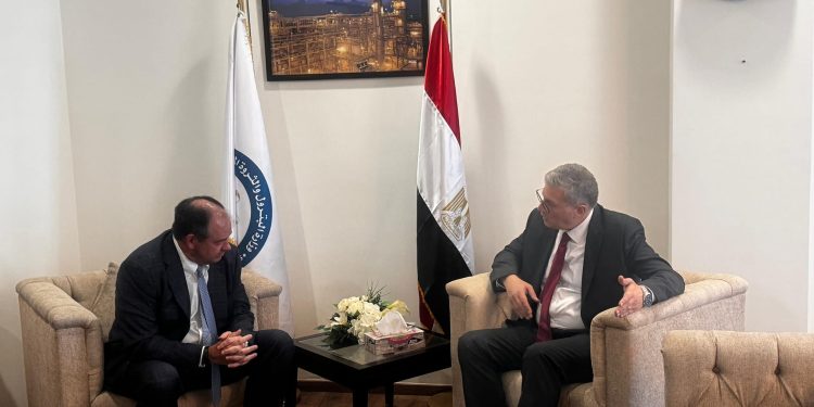 "البترول" تبحث زيادة الإنتاج بمناطق امتياز "أباتشى" فى الصحراء الغربية