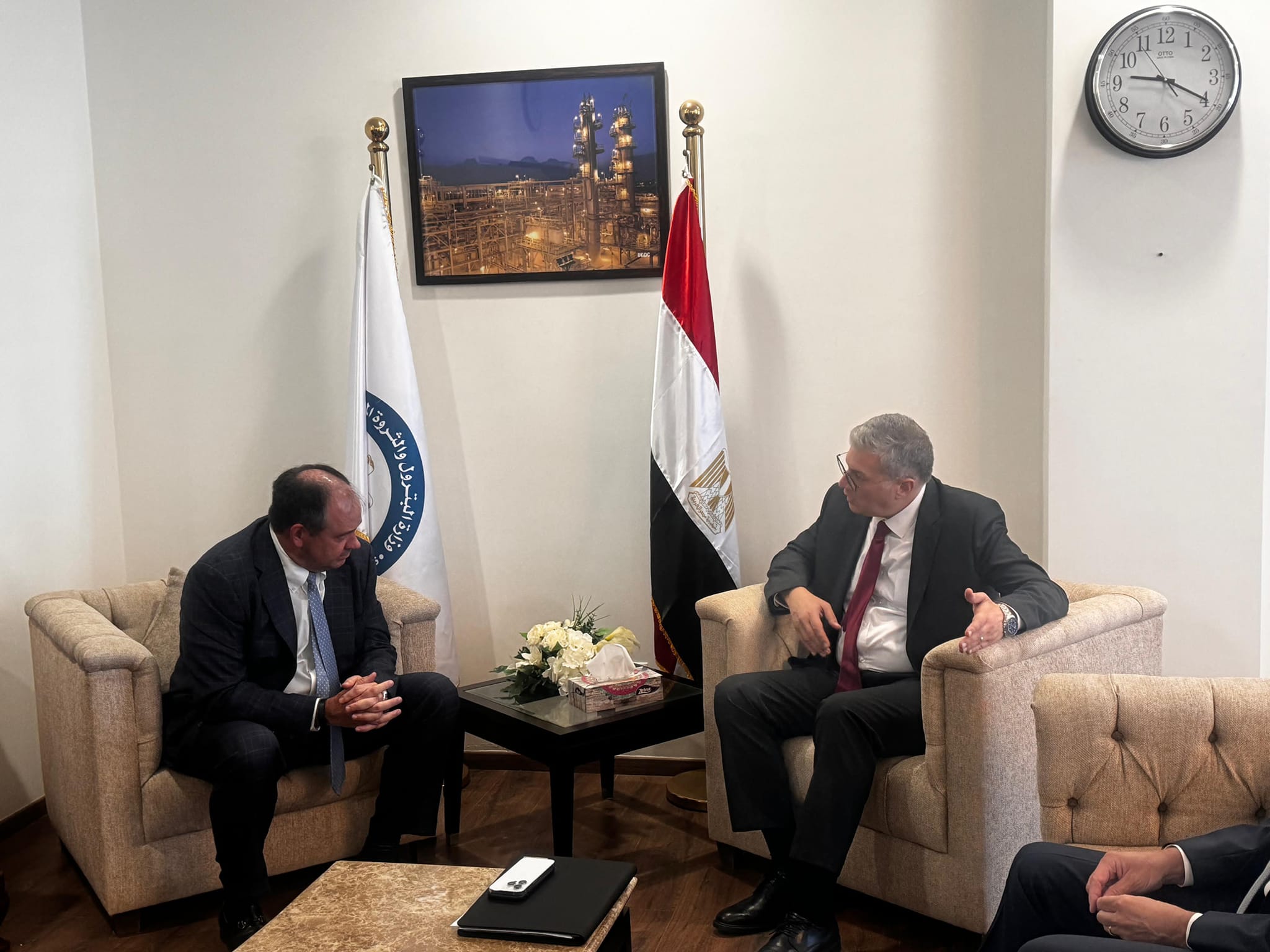 "البترول" تبحث زيادة الإنتاج بمناطق امتياز "أباتشى" فى الصحراء الغربية