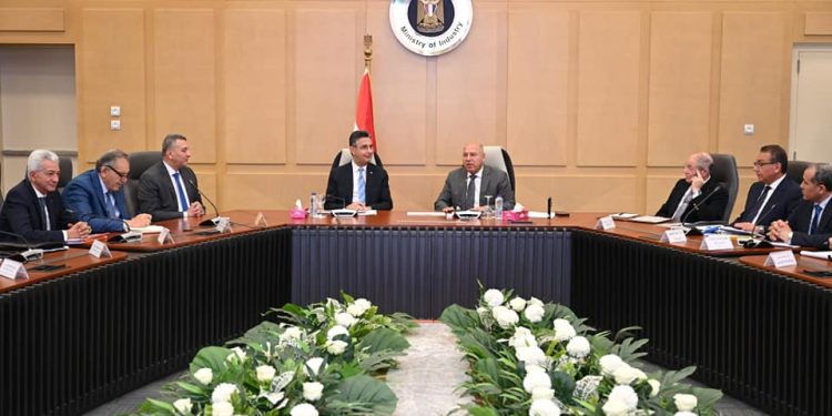 وزير النقل: نخطط مع شركة محلية لإنشاء أول مصنع للحاويات فى مصر