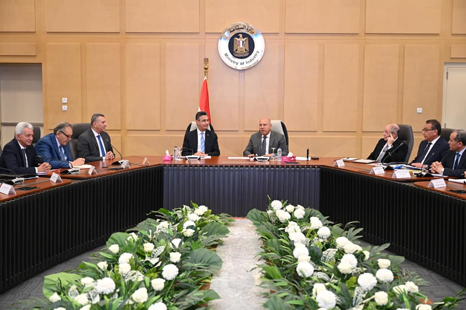 وزير النقل: نخطط مع شركة محلية لإنشاء أول مصنع للحاويات فى مصر