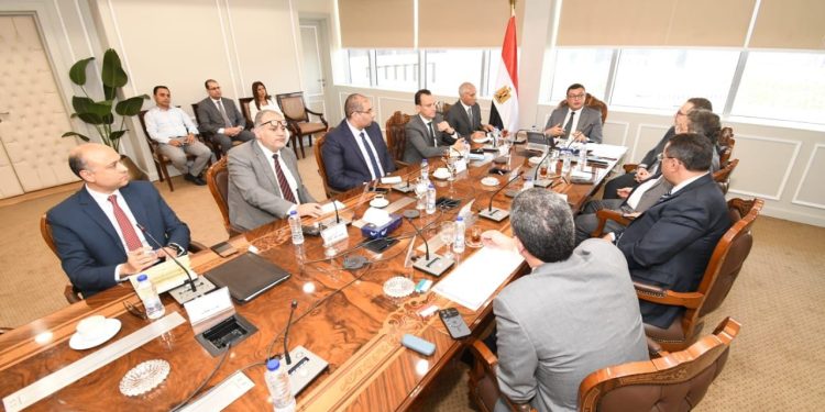 وزير الإسكان يستعرض مقترحات تسويق المشروعات بالمدن الجديدة