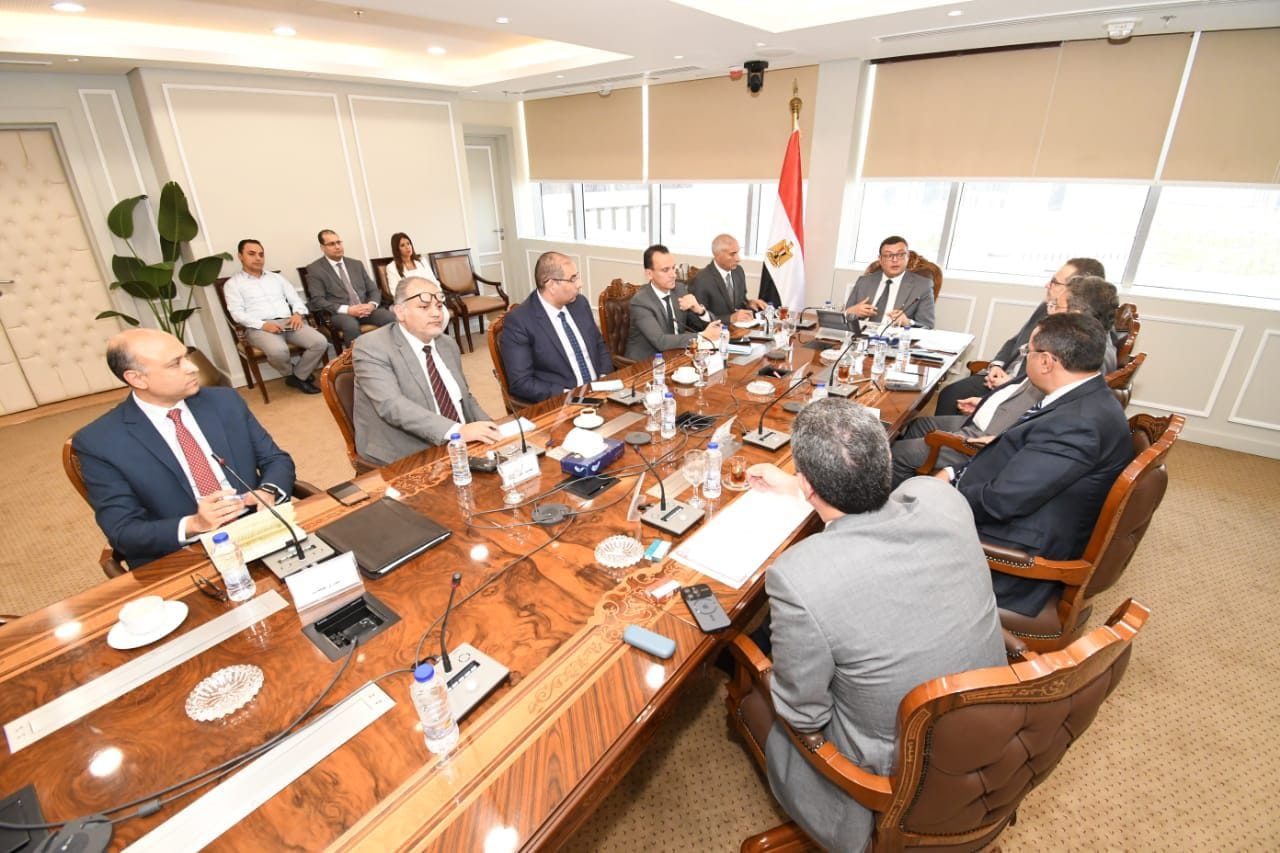 وزير الإسكان يستعرض مقترحات تسويق المشروعات بالمدن الجديدة