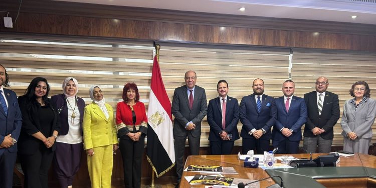 وزير الطيران يؤكد أهمية التعاون مع القطاع الخاص لجذب الاستثمارات