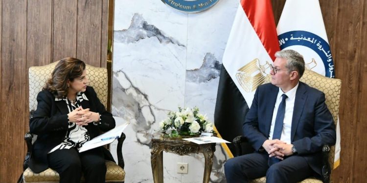 وزير البترول يبحث خطط "شل" فى مصر