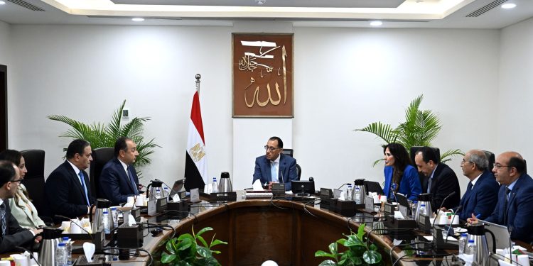 خطة حكومية لتطوير المشروعات الصناعية للغزل والنسيج والألومنيوم والسيارات