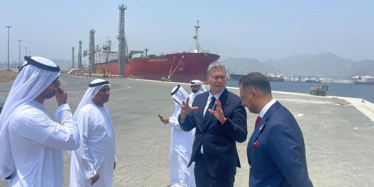 "البترول" تسعى لإقامة استثمارات مشتركة مع "الفجيرة" في مصر