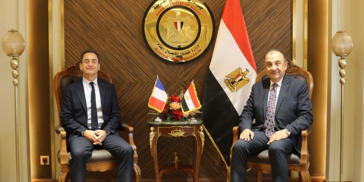 وزير قطاع الأعمال يبحث مع سفير فرنسا سبل زيادة الشراكات الاستثمارية