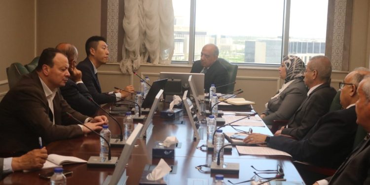 "الكهرباء" تبحث مع "ستيت جريد" الصينية إضافة قدرات جديدة من الطاقات المتجددة