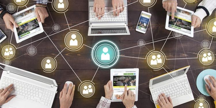 الإنترنت ؛ التواصل الاجتماعى