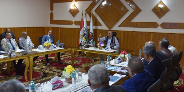 وزير قطاع الأعمال يستعرض خطط تطوير "القابضة للصناعات الكيماوية" وتابعاتها