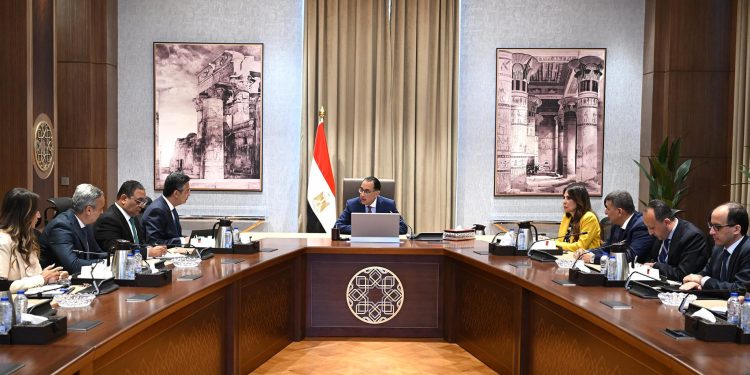 رئيس الوزراء: توفير مخزون استراتيجى من السلع الأساسية لحل أى أزمة طارئة