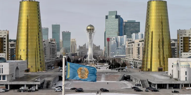 العقوبات على روسيا تثقل كاهل كازاخستان وتدفعها لخرق القيود