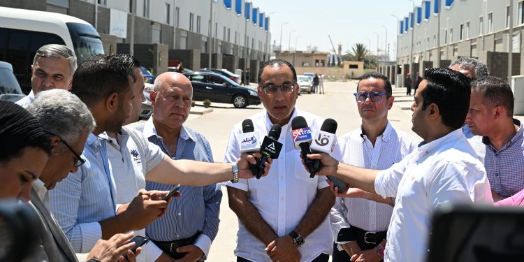 رئيس الوزراء: لا سبيل لمضاعفة الموارد الدولارية سوى بتشجيع الصادرات