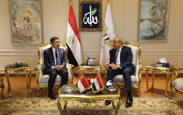 وزير الطيران المدني يبحث مع سفير سنغافورة تعزيز التعاون المشترك 