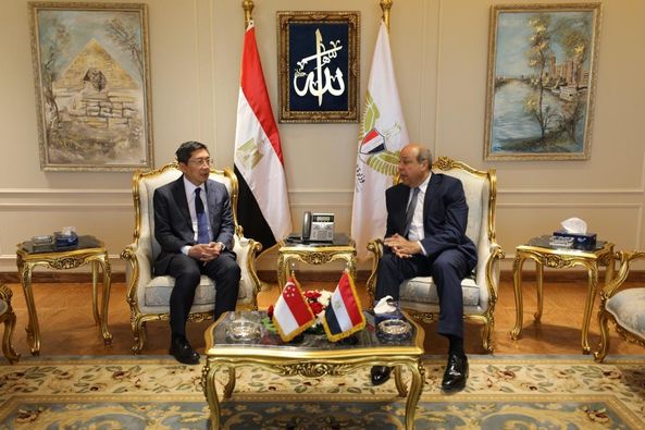 وزير الطيران المدني يبحث مع سفير سنغافورة تعزيز التعاون المشترك 