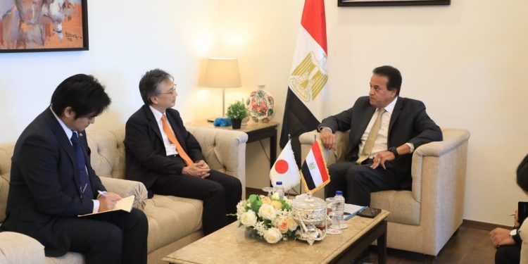 وزير الصحة يبحث سبل الاستفادة من الخبرات اليابانية في مجال التنمية البشرية