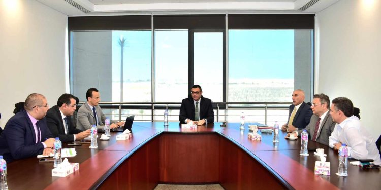 وزير الإسكان خلال لقائه مع المسوقين