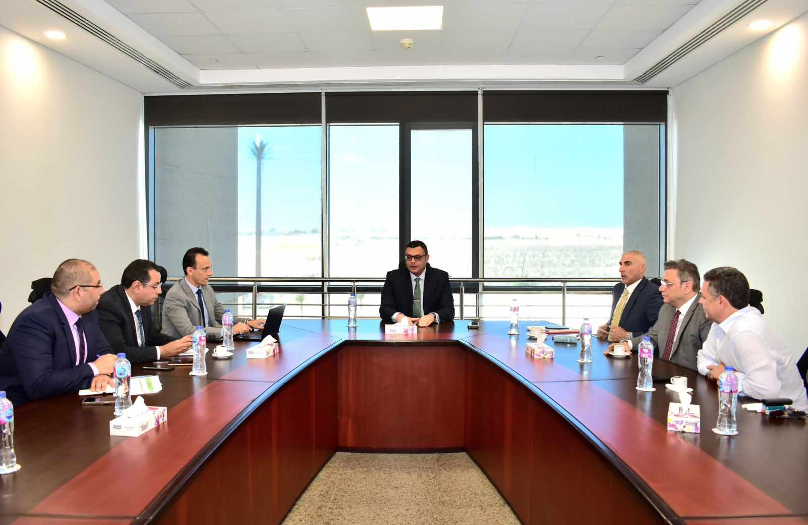 وزير الإسكان خلال لقائه مع المسوقين