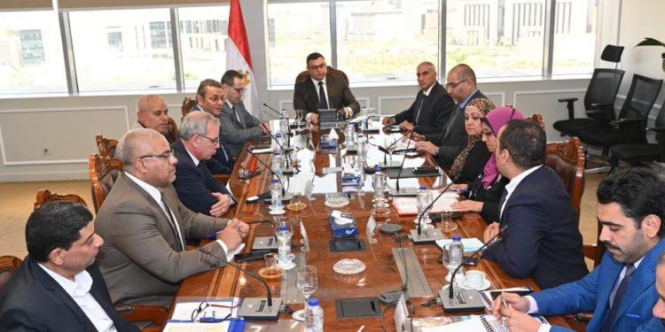 وزير الإسكان يتابع طلبات تقنين الأوضاع فى "الشروق" و"العبور الجديدة"
