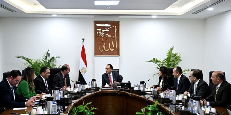 رئيس الوزراء يتابع مع ملفات عمل وزارة المالية